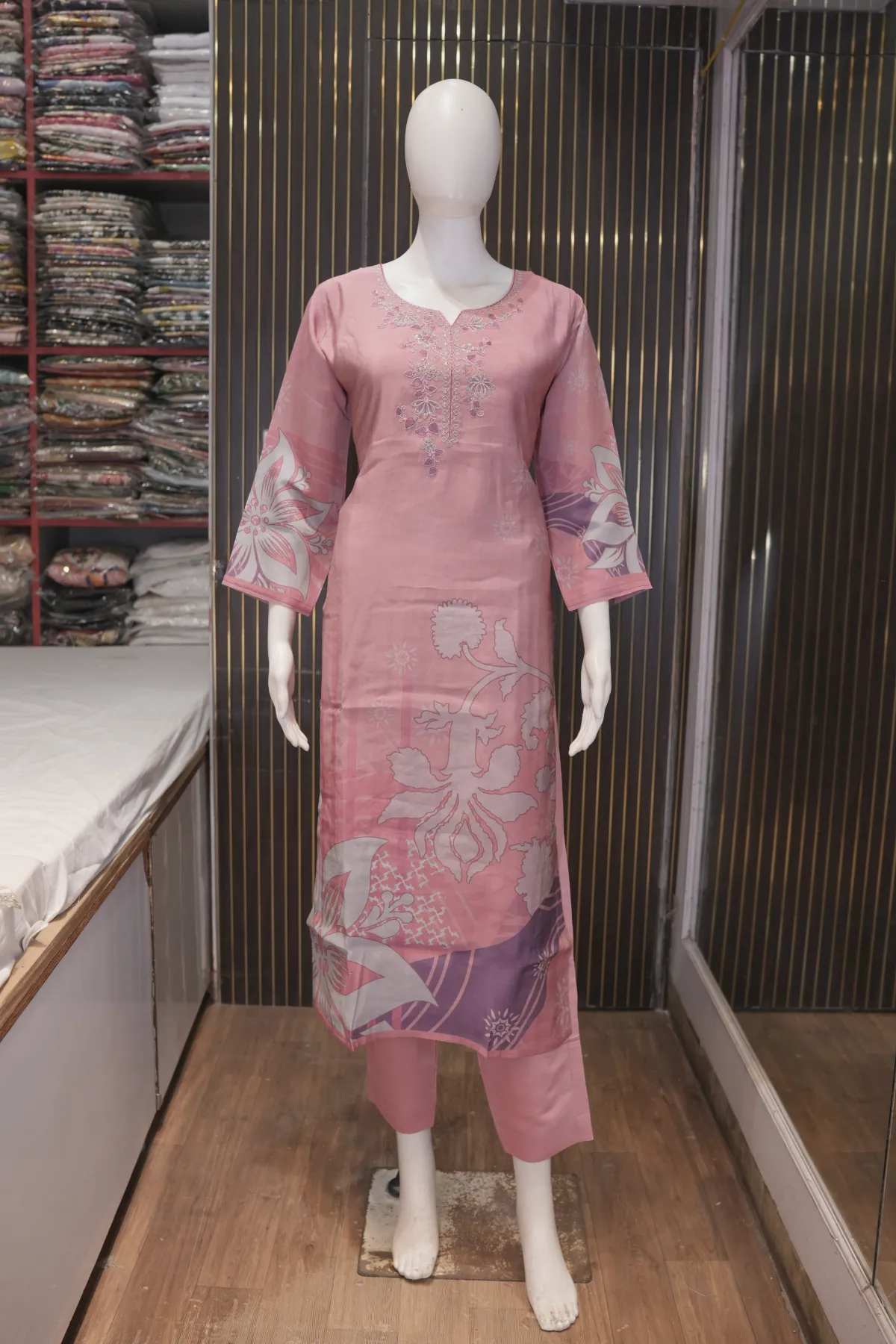Dusty Rose Pink Printed Kurta Pant Set with Floral Dupatta thumbnail 4