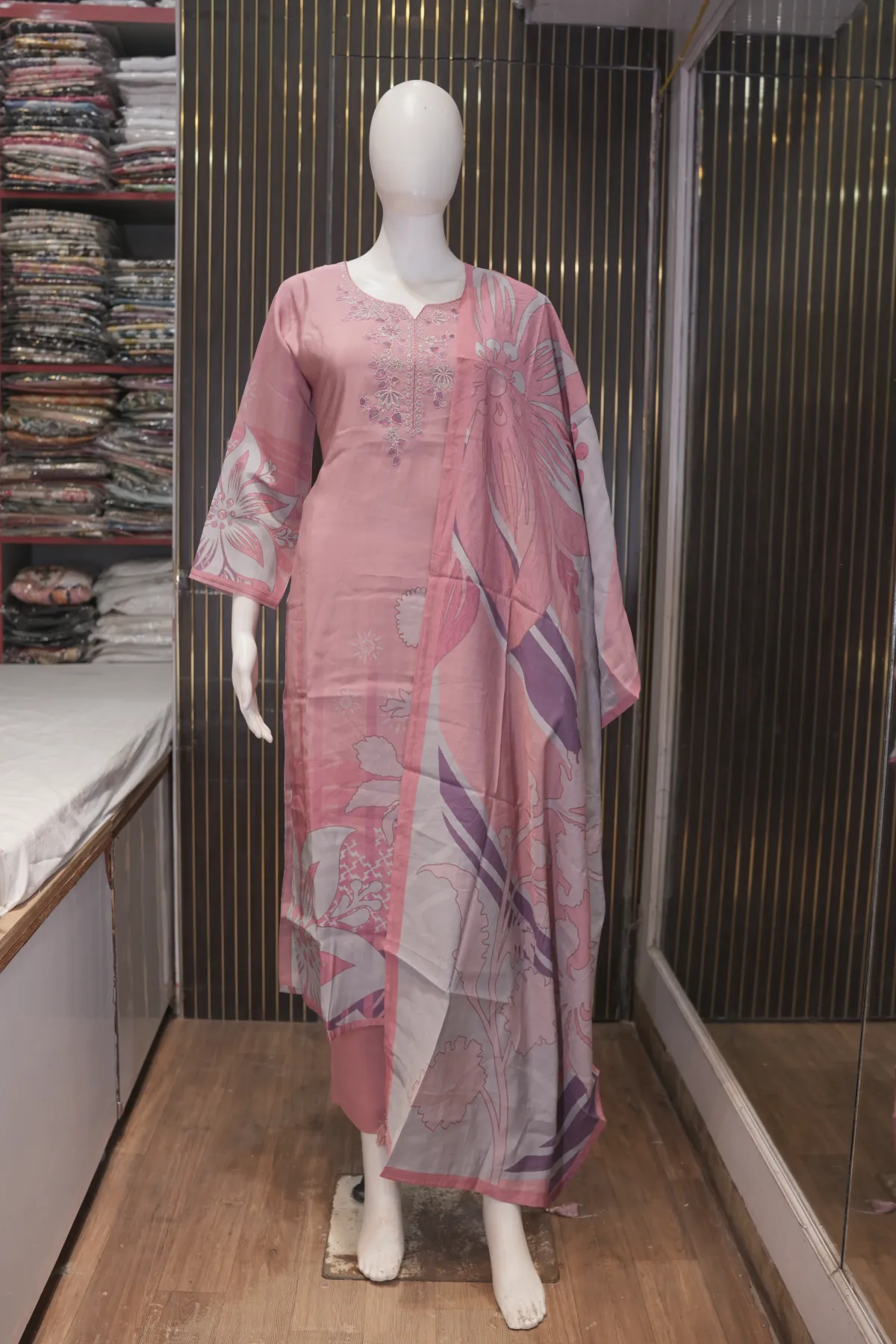 Dusty Rose Pink Printed Kurta Pant Set with Floral Dupatta thumbnail 2