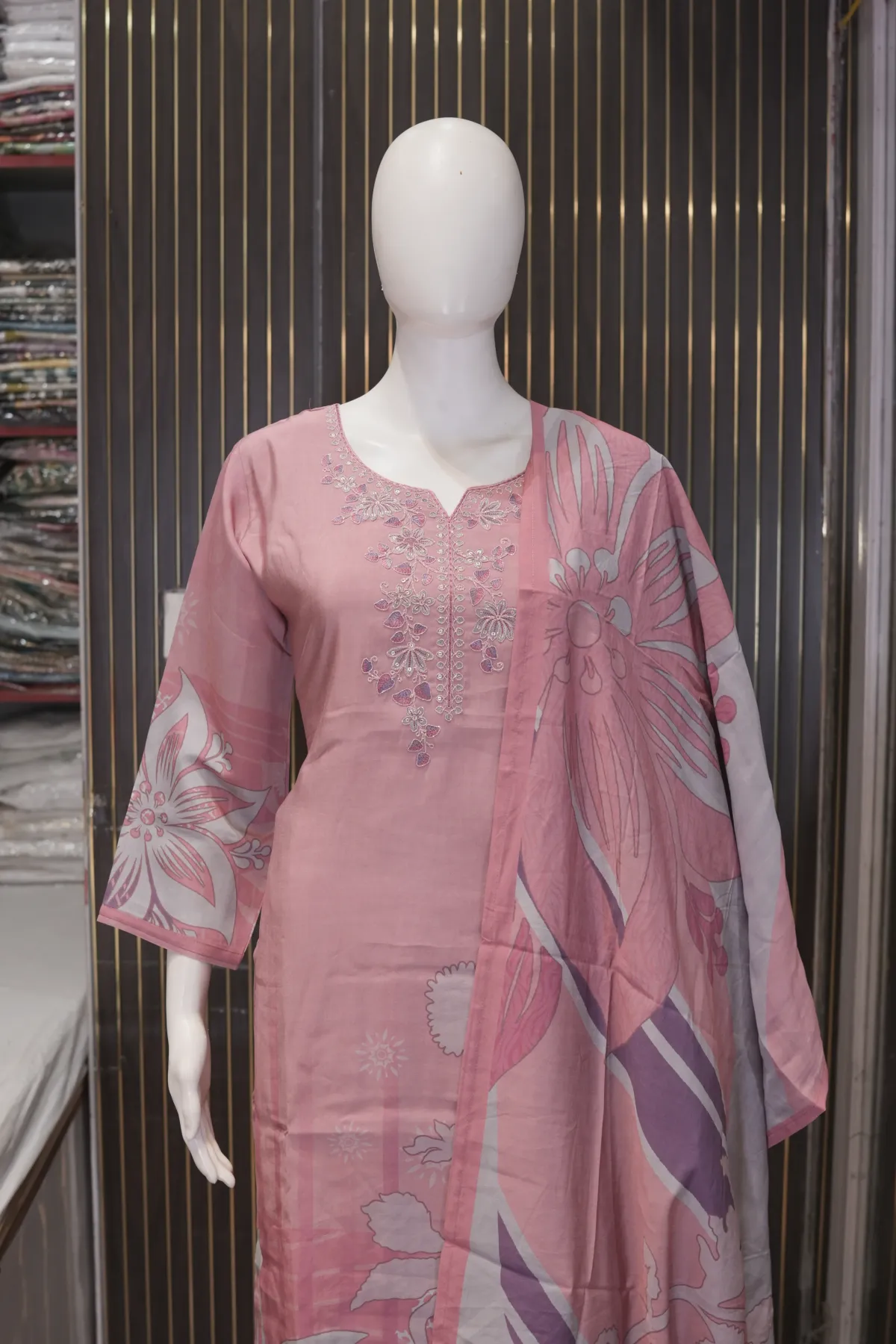 Dusty Rose Pink Printed Kurta Pant Set with Floral Dupatta thumbnail 3