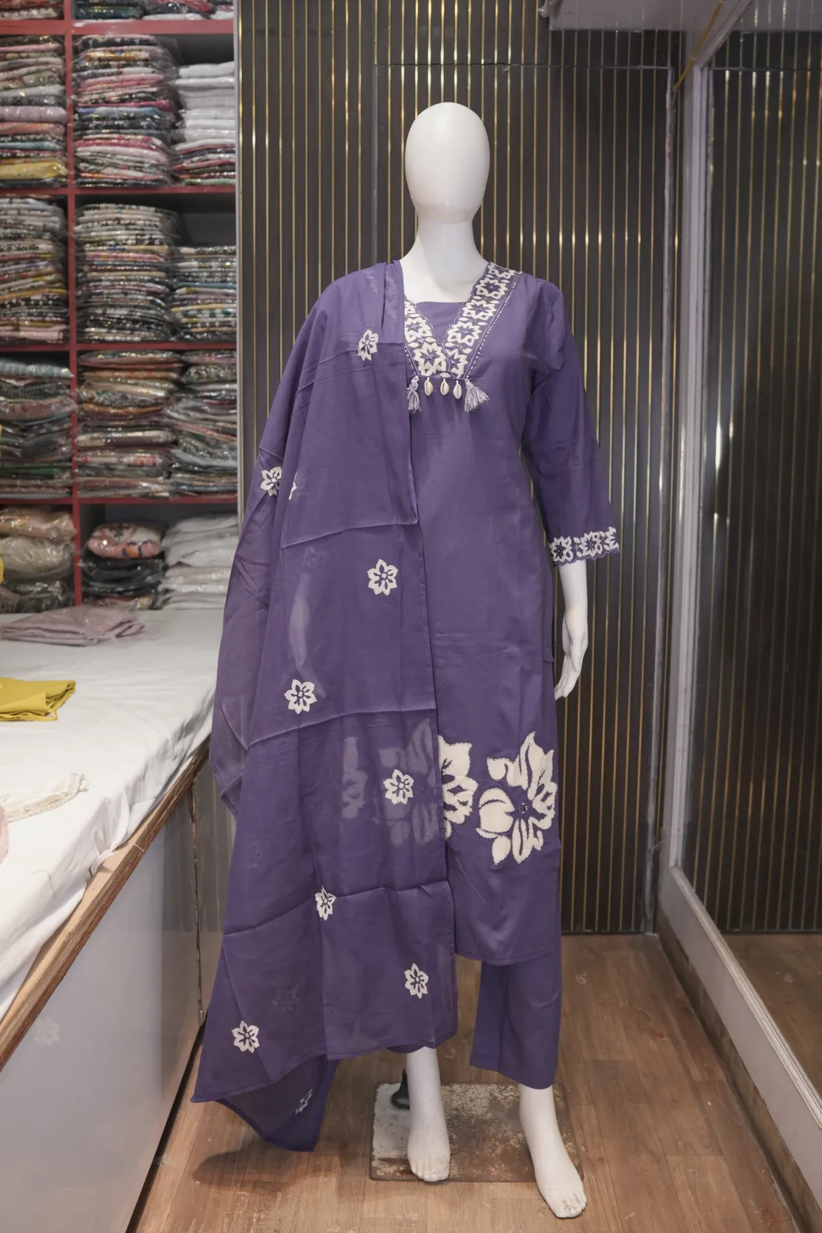 Purple Floral Embroidered Kurta Pant Set with Dupatta thumbnail 2