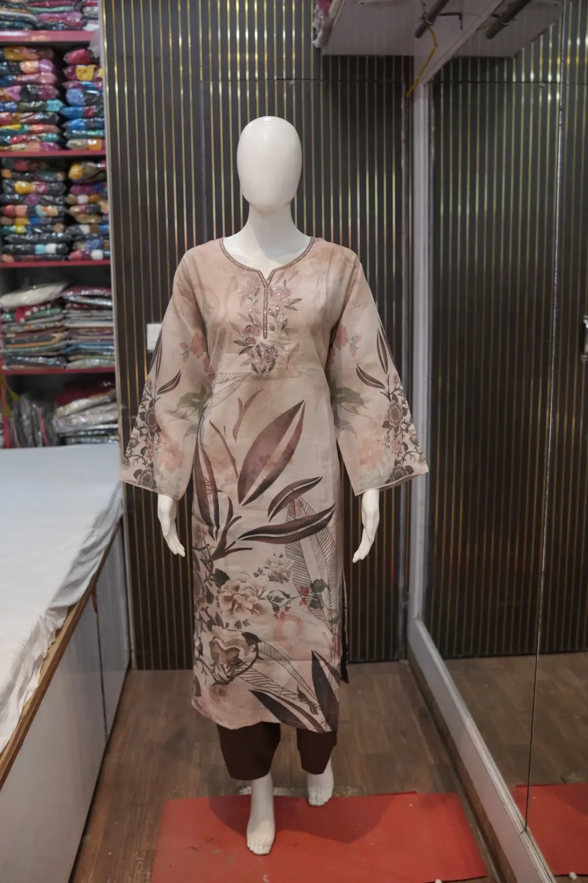 Dusty Rose Floral Printed Kurta Set with Brown Dupatta thumbnail 3