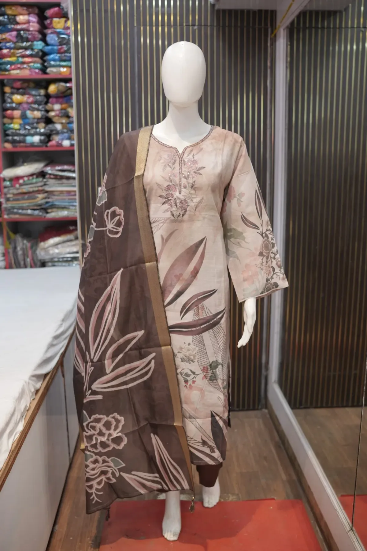 Dusty Rose Floral Printed Kurta Set with Brown Dupatta thumbnail 2