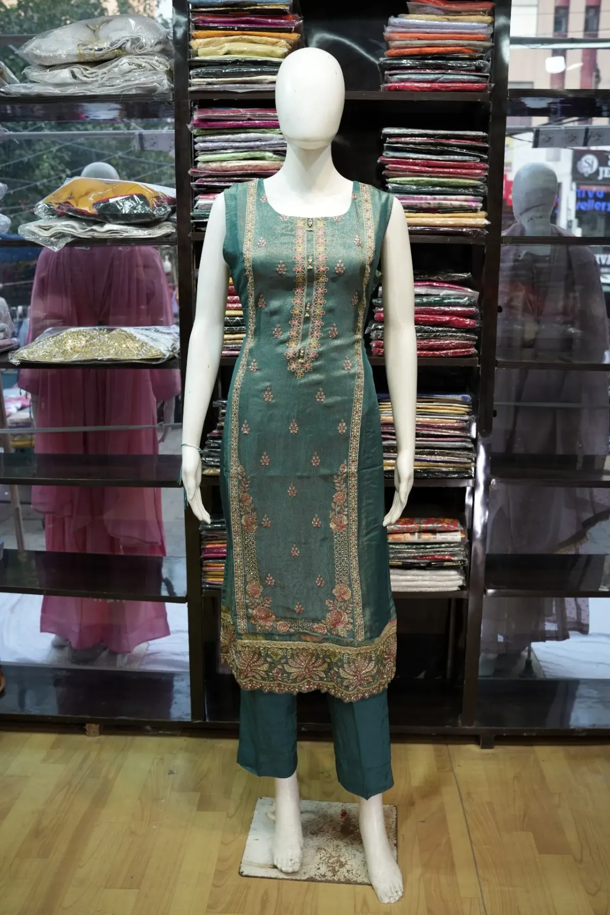 Teal Green Embroidered Festive Kurta Set with Floral Dupatta thumbnail 4