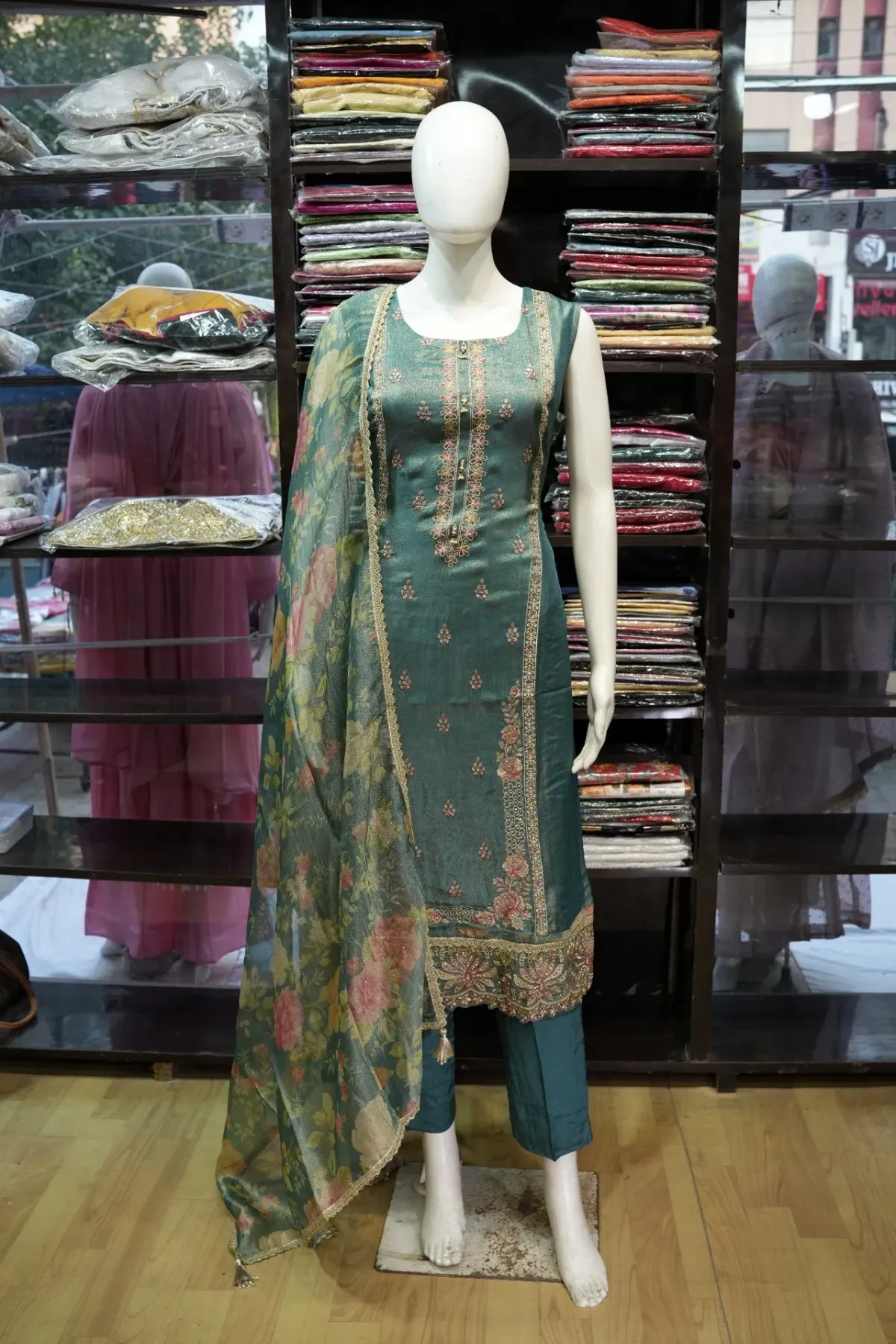 Teal Green Embroidered Festive Kurta Set with Floral Dupatta thumbnail 2